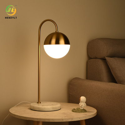 Nordic Golden Ball Art LED โคมไฟข้างเตียง 25 วัตต์สำหรับตกแต่งห้องนอน