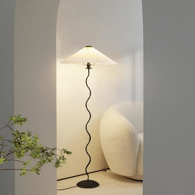 โคมไฟตั้งพื้น Minimalist ผ้าที่ทันสมัยสร้างสรรค์สำหรับห้องนั่งเล่น